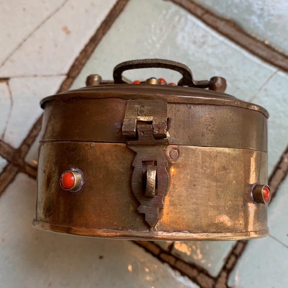 Vintage Brass Trinket Box with Colored Stones on Lid and Sides. - Picture 6 of 12